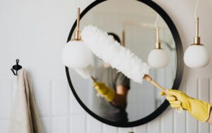 Čišćenje ogledala u kupatilu